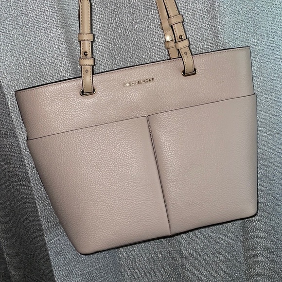 Michael Kors Handbags - Michael Kors soft pink leather purse lots of pockets baby pink classic bag